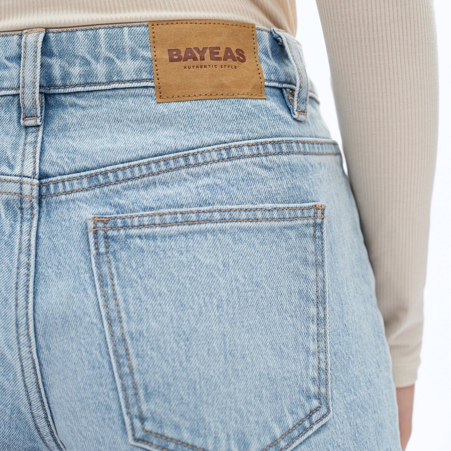 MID RISE BARREL DENIM JEANS WITH FINISHED HEM: LIGHT BLUE