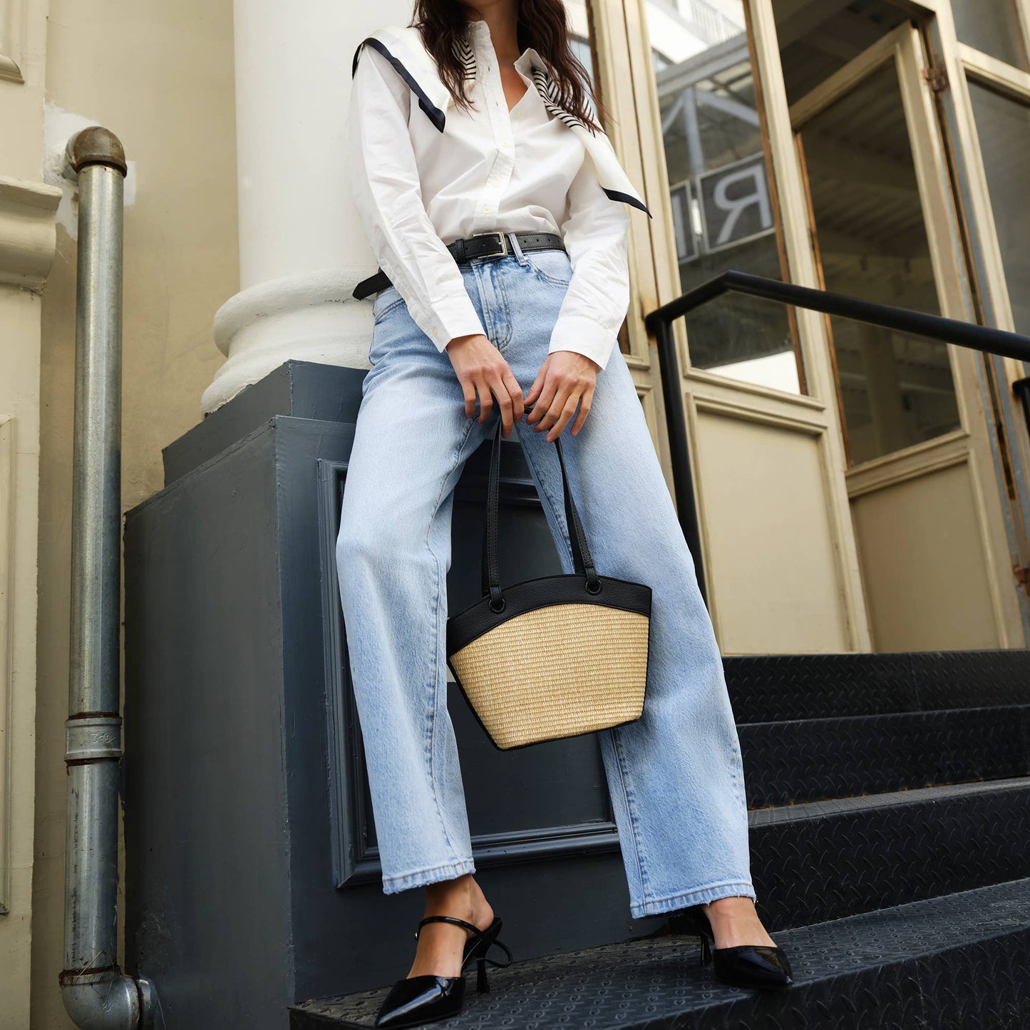 MID RISE BARREL DENIM JEANS WITH FINISHED HEM: LIGHT BLUE