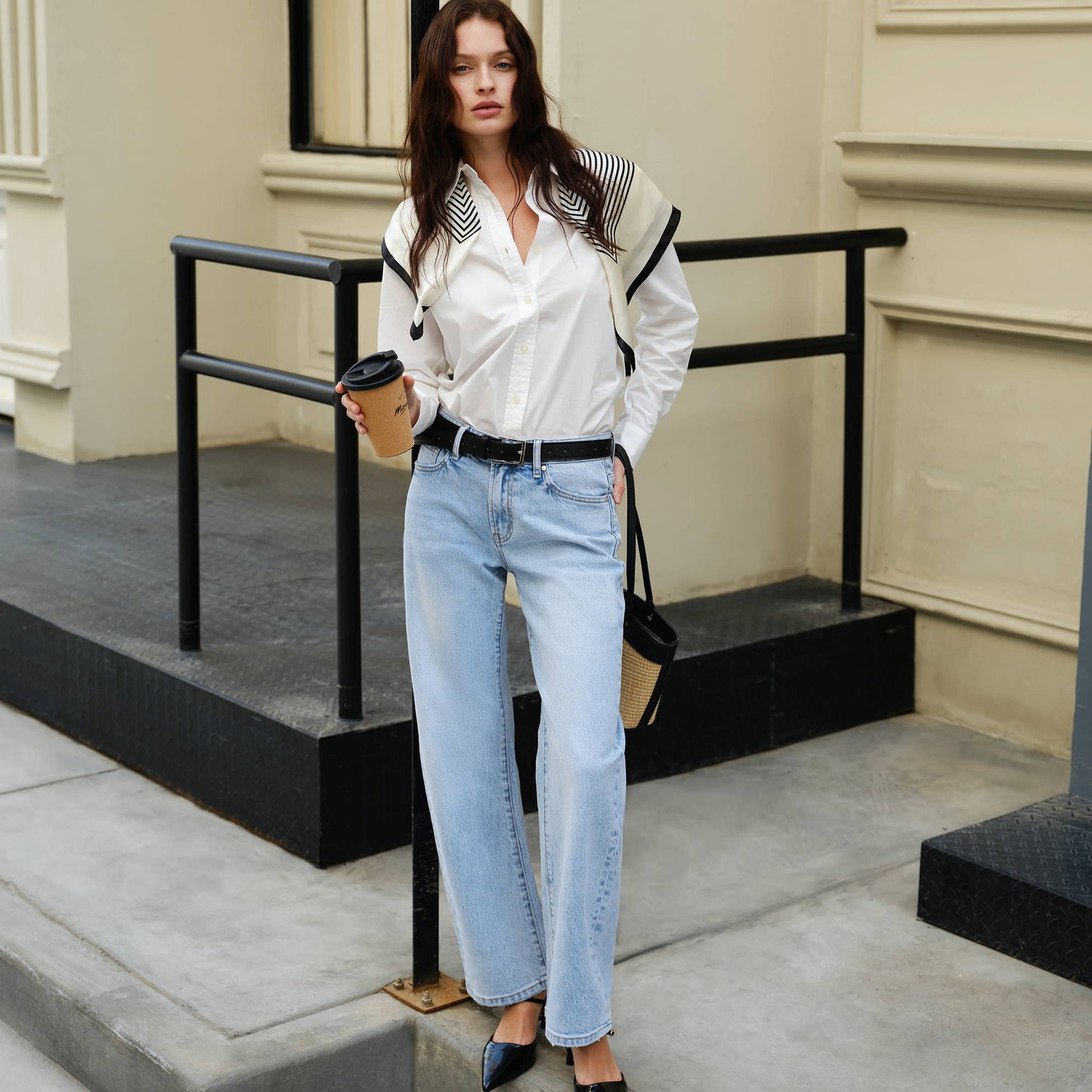 MID RISE BARREL DENIM JEANS WITH FINISHED HEM: LIGHT BLUE