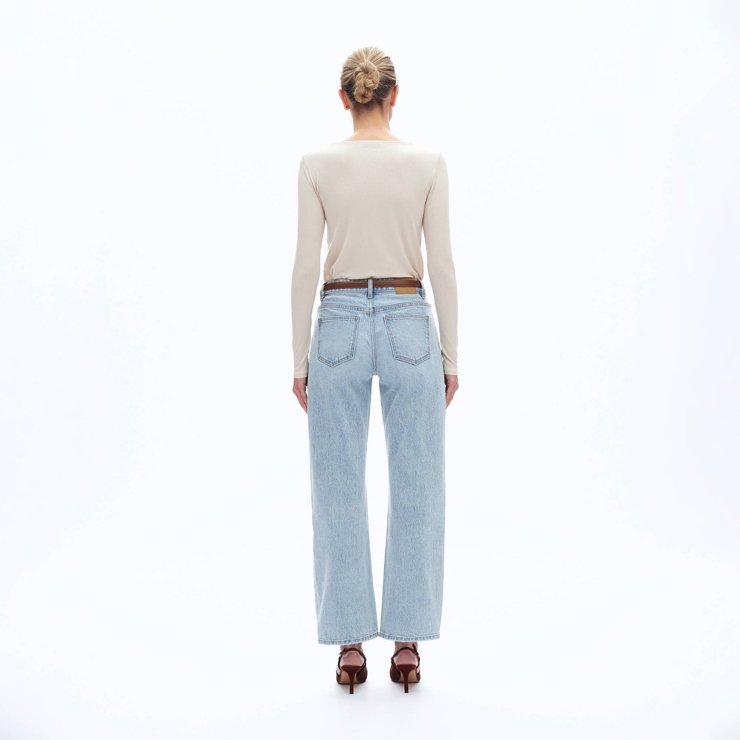 MID RISE BARREL DENIM JEANS WITH FINISHED HEM: LIGHT BLUE